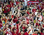 德国球星、拜仁队长拉姆用中文给球迷拜年的视频上传后，两天就有40万个点击。拜仁在中国有很多粉丝，此图摄于广州(Victor Fraile/Getty Images)