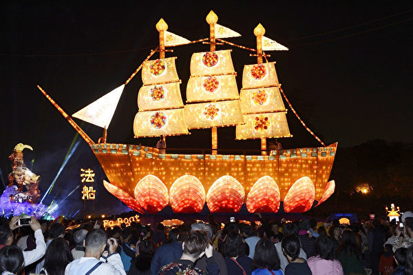 金碧辉煌的《花灯法船》在台湾灯会台中灯区登场,民众赞叹,纷纷拍照留念。(苏玉芬/大纪元) 金碧辉煌的《花灯法船》在台湾灯会台中灯区登场,民众赞叹,纷纷拍照留念。(苏玉芬/大纪元)