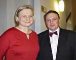 2015年3月7日晚，税务咨询师Bartzomiej Sokolski和Renata Sokolska夫妇观看了神韵在波兰罗兹大剧院的第一场演出。（林达/大纪元）