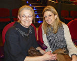 2015年3月8日下午，神韻國際藝術團在波蘭羅茲大劇院的最後一場演出圓滿落幕。來自首都華沙的公司老闆Malgorzata Dikof（右）與妹妹Renata Pieczynska專程觀賞了神韻演出，感動不已。（林達/大紀元）