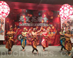 印度女孩在表演印度舞。（大紀元）