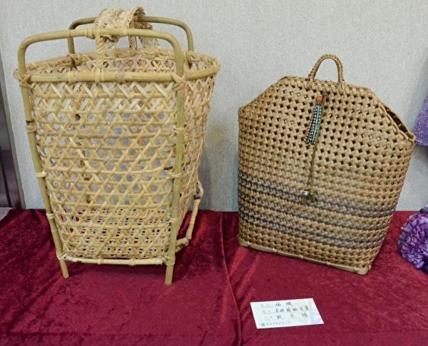殷月梅的泰雅藤編背簍與編織提包。(宋順澈/大紀元) 殷月梅的泰雅藤編背簍與編織提包。(宋順澈/大紀元)