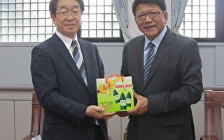 县长潘孟安〈右1〉赠送台湾香檬饮品招待中村隆幸〈左1〉品尝。（屏县府提供）