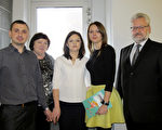 Roman Walas（右）是波兰Drobne Kroki 基金会主席，周末他带着家人和亲戚一起观看了美国神韵国际艺术团在波兰的最后一场演出。（麦蕾/大纪元）