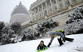 今冬最大降雪 美国会山成孩子滑雪乐园