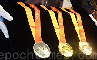 泛美运动会赛事组委会于3月3日在多伦多记者会上展示了2金2银2铜6块奖牌。图为其中的3块泛美残运会奖牌。（周月谛/大纪元）