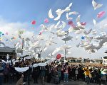 3月11日，宫城县名取市Yuriage初中追悼海啸遇难者的集会上，参与民众释放鸽子形的气球。(KAZUHIRO NOGI/AFP/Getty Images)