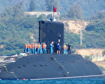 图为2014年1月3日，越南海军第一艘采购自俄罗斯的潜水艇Kilo 636(C)越南号在金兰湾开始值勤。(AFP PHOTO/Vietnam News Agency)