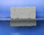 这就是预铸的漂浮水泥，又称卜特兰隔音砖。（图：永安矿物提供）