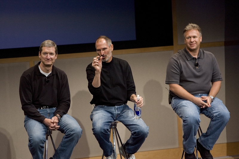 今年3月底将出版的一本关于苹果的新书中，透露苹果的首席执行官蒂姆‧库克（Tim Cook,左）曾提出，要把自己的一部分肝脏捐给垂死的乔布斯(Steve Jobs，中)。 (David Paul Morris/Getty Images)