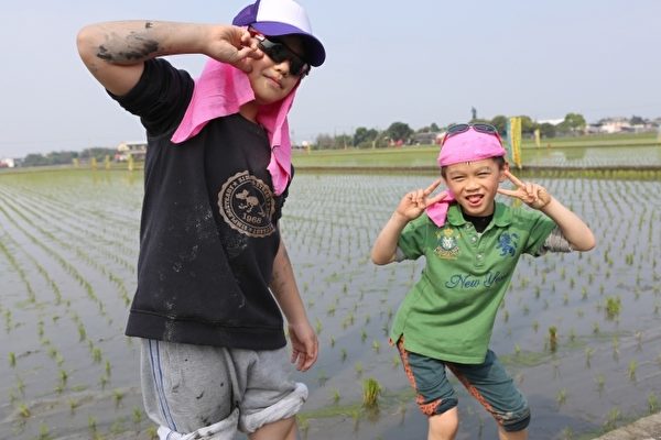 来自大直永安国小一年级的陈品安(右)与西松国小五年级的谢翔宇(左)玩得很开心。(曾汉东/大纪元) 来自大直永安国小一年级的陈品安(右)与西松国小五年级的谢翔宇(左)玩得很开心。(曾汉东/大纪元)