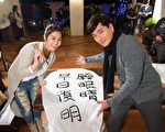 任容萱(左)笑稱王傳一的眼睛復明後,感覺他(眼睛)一直在放電。(三立提供)