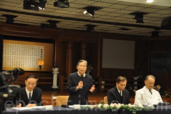 引发争议的“慈济内湖园区”开发案,慈济基金会副总执行长林碧玉(左2)等人16日召开记者会宣布,在社会未有共识前,即日撤回开发案,同时组织变革。(詹亦菱/大纪元) 引发争议的“慈济内湖园区”开发案,慈济基金会副总执行长林碧玉(左2)等人16日召开记者会宣布,在社会未有共识前,即日撤回开发案,同时组织变革。(詹亦菱/大纪元)