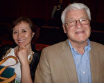 Chris McCool先生和女友金女士觀看美國神韻世界藝術團2015年3月16日晚7點半在德克薩斯州聖安東尼奧特賓表演藝術中心（Tobin Center For The Performing Arts）的第二場演出。（吳香蓮／大紀元）