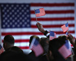 美国公民及移民服务局(USCIS)官员日前表示,如果联邦法院裁决奥巴马总统的移民改革行政令有效,为执行这项法令,移民局未来将需要新增雇员3100名,每年用于处理非法移民解除遣返申请案的费用将达4.84亿美元。(John Moore/Getty Images)