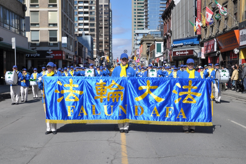 多倫多天國樂團參加第二十八屆聖派翠克節遊行(St. Patrick's Parade)經過主席台受歡迎。(明慧網)