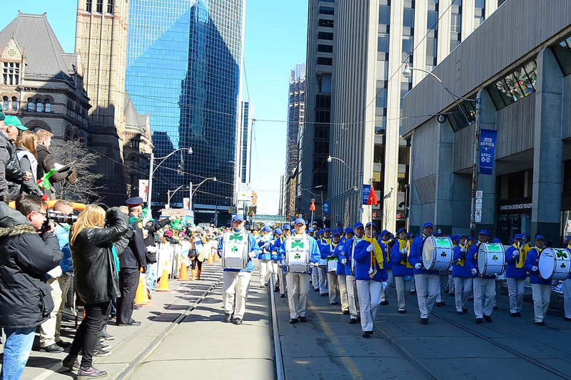 多倫多天國樂團參加第二十八屆聖派翠克節遊行(St. Patrick's Parade)受歡迎。(明慧網)