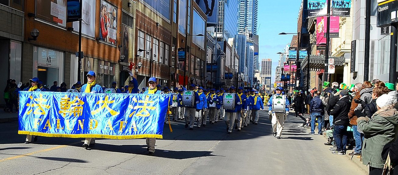 多倫多天國樂團參加第二十八屆聖派翠克節遊行(St. Patrick's Parade)受歡迎。(明慧網)