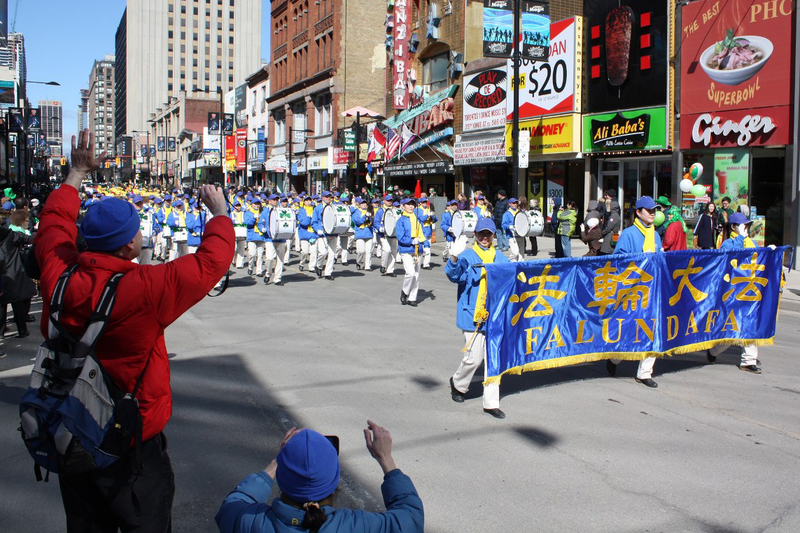 多倫多天國樂團參加第二十八屆聖派翠克節遊行(St. Patrick's Parade)受歡迎。(明慧網)