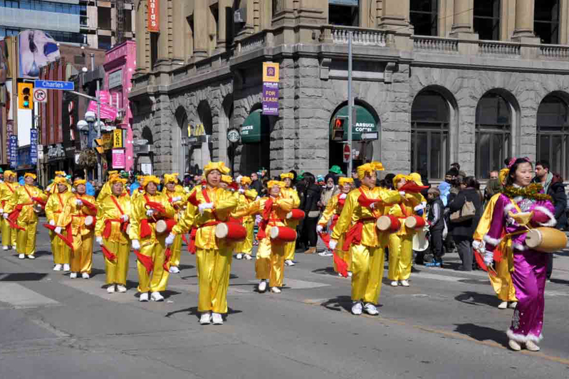法輪功學員組成的腰鼓隊參加第二十八屆聖派翠克節遊行(St. Patrick's Parade)受歡迎。(明慧網)