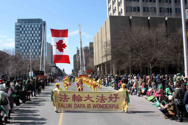 法輪功學員組成的腰鼓隊參加第二十八屆聖派翠克節遊行(St. Patrick's Parade)受歡迎。(明慧網)