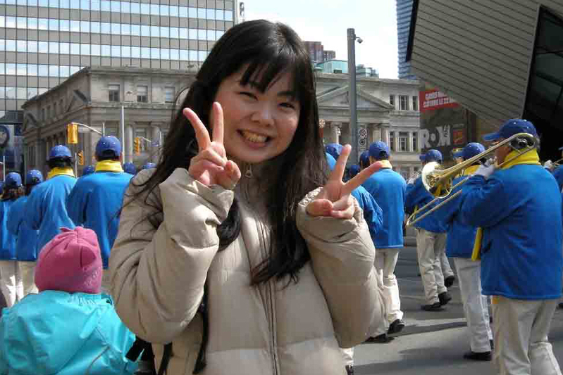 日本留學生Yukari表示看到法輪功的隊伍後很興奮。(明慧網)