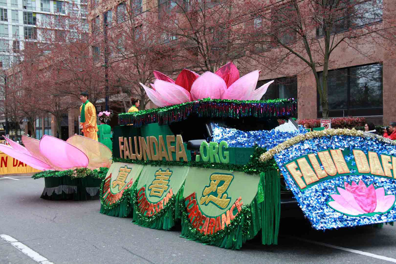 市民稱讚「真、善、忍」花車美麗,帶來春天氣息。(明慧網)