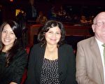 Jessica Costales（左）及母親（中）與繼父Eugene Richardson（右）一起觀看了美國神韻世界藝術團3月17日下午2點在德克薩斯州聖安東尼奧托賓表演藝術中心（Tobin Center For The Performing Arts）的第三場演出。（吳香蓮/大紀元）