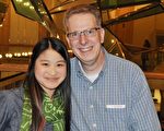 信息技術專家Tim Jones先生和華裔養女Kimball看完神韻演出後，十分興奮。（樂原/大紀元）
