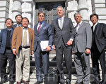 南加州律师邓尼鲍尔（前左三）和鱼翅案原告们参加联邦上诉法庭听证。（李文净／大纪元）