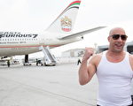 《玩命關頭》系列主角馮迪索（Vin Diesel）在洛杉磯機場迎接首航。（UIP提供）