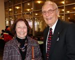 退休教授Betty Joyner博士和美國前海軍飛行員Don Ratcliff先生說3月21日的神韻演出跨越五千年中華文明歷史，藝術功力深厚令人驚歎。（余欣然/大紀元）