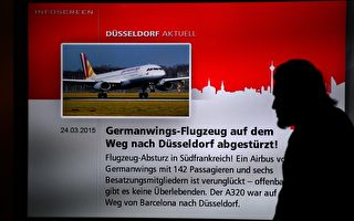 3月24日，德国杜塞尔多夫机场内发布著一架飞来的空客A320客机途中坠毁于法国的消息。(SASCHA SCHUERMANN/AFP)