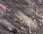 圖為墜毀的德國之翼航空A320客機殘骸散落山谷。（AFP TV）