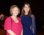Kathleen Hayman（左）与儿媳Sherrie Galjour观看了3月24日神韵世界艺术团在巴图鲁日的首场演出。（陈香君/大纪元）