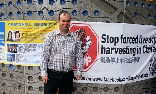 市議員詹姆斯•肖（James Shaw，Parramatta City Council Councillor）到場支持聲援法輪功學員徵集反對中共活摘器官罪行的簽名活動。（明慧網）