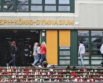 德國西部城市Haltern一所中學的16名學生以及兩名教師在德國之翼的空客中遇難，當地居民在校門口點燃蠟燭。 （Abdulselam Durdak/Anadolu Agency/Getty Images)