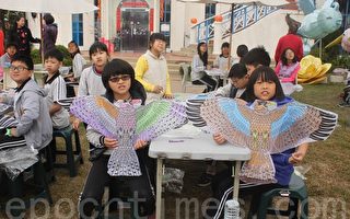 南投市文山国小学童参加赏鹰观光季的彩绘及施放飞鹰风筝活动。（林萌骞/大纪元）