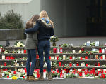 德國之翼的空客A320墜毀次日，德國城鎮哈爾騰的居民相互安慰。(Sean Gallup/Getty Images)