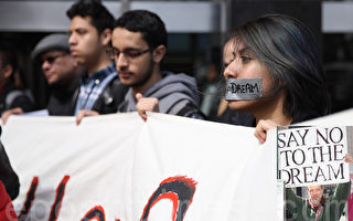 学生抗议州长撤“梦想法案”预算