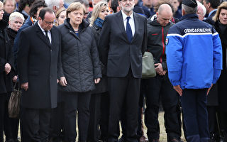 德国总理默克尔（左二）、法国总统奥 朗德（左一）和西班牙总理拉霍伊（左三）抵达失事航班的遇难现场，与救援队员会面。 (Photo by Peter Macdiarmid/Getty Images)