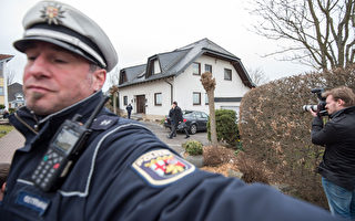 3月26日，經查明德國之翼副機長Andreas LUBITZ是A320空客墜毀的凶手後，他的家被德國警方包圍。(Thomas Lohnes/Getty Images)