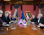 美國國務卿凱瑞（左二）26日與伊朗外交部長查瑞夫（右二）展開新一輪核子會談。(AFP)