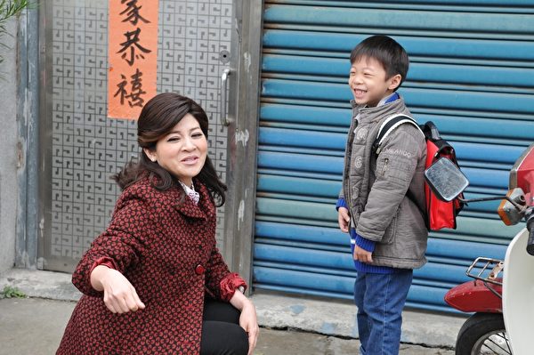 王彩樺與飾演兒子的蔡承融。(華視提供) 王彩樺與飾演兒子的蔡承融。(華視提供)