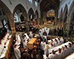 英国国王理查三世的骸骨26日在列斯特大教堂隆重下葬。(AFP)
