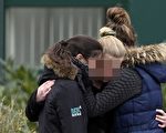 3月26日几名中学生在德国Haltern市的文理中学前悼念在飞机失事中遇难的同学，在媒体记者发表的图片上，为了保护隐私，她们的脸都被打上了马赛克。（SASCHA SCHUERMANN/AFP/Getty Images）