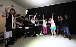MP魔幻力量和橘子新樂園3月28日在台北小巨蛋開唱。中場鏡頭後台LIVE直擊，兩團大跳射手舞。（相信音樂提供）