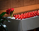德国廉价航空日耳曼之翼坠机地点附近的1间圣母院大教堂，28日在圣坛前点燃150支蜡烛，悼念空难150名罹难者。（Thomas Lohnes/Getty Images）