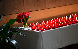 德國廉價航空日耳曼之翼墜機地點附近的1間聖母院大教堂，28日在聖壇前點燃150支蠟燭，悼念空難150名罹難者。（Thomas Lohnes/Getty Images）