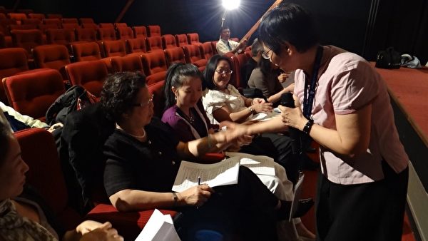 台中明慧中醫診所院長溫嬪容於駐法大使館做針灸與按穴養生講座獲得熱烈迴響。(董憓陵/大紀元) 台中明慧中醫診所院長溫嬪容於駐法大使館做針灸與按穴養生講座獲得熱烈迴響。(董憓陵/大紀元)